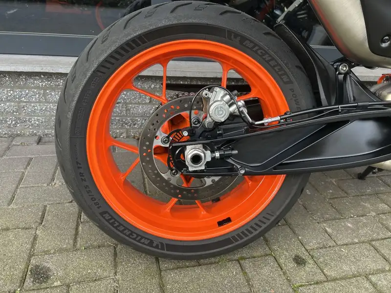 KTM 890 Duke R - foto 7