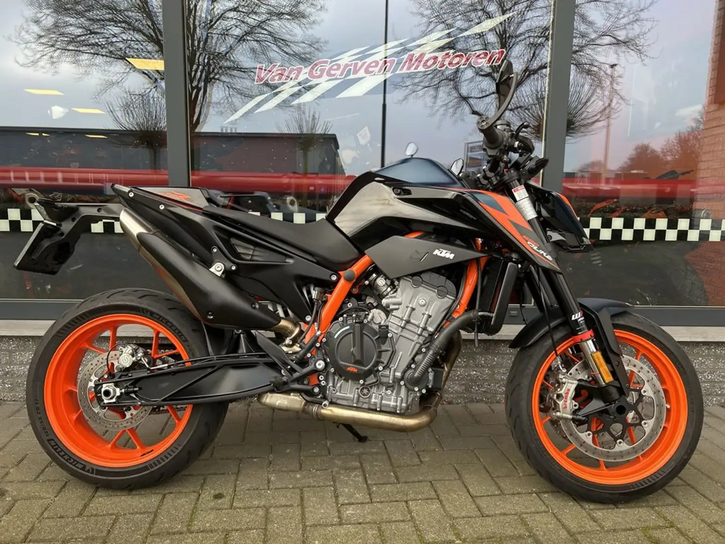 KTM 890 Duke R - 1