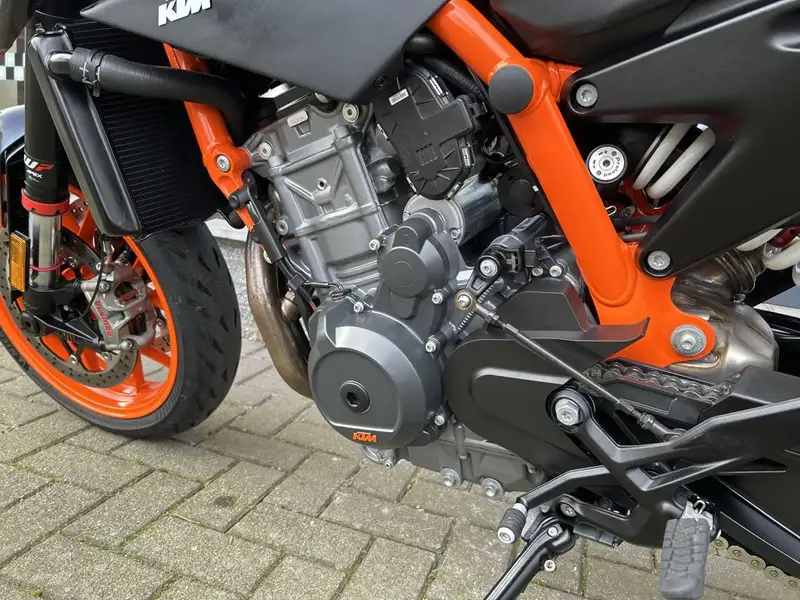 KTM 890 Duke R - foto 6