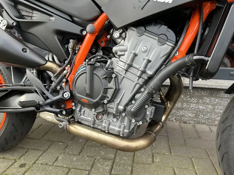 KTM 890 Duke R - foto 5