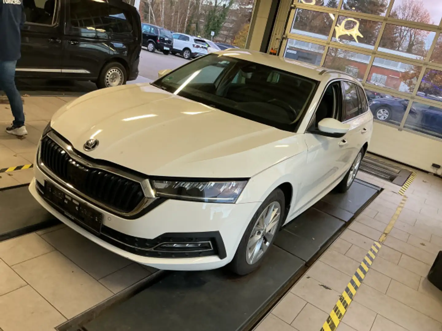 Skoda Octavia Combi 2.0 TDI DSG HeadUp Nav ACC CarPlay Weiß - 1