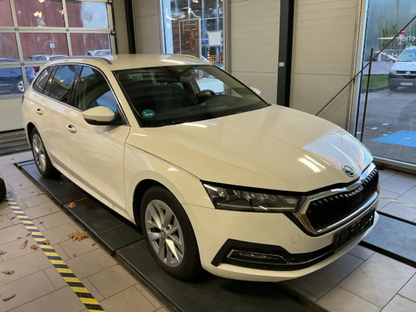 Skoda Octavia Combi 2.0 TDI DSG HeadUp Nav ACC CarPlay Weiß - 2