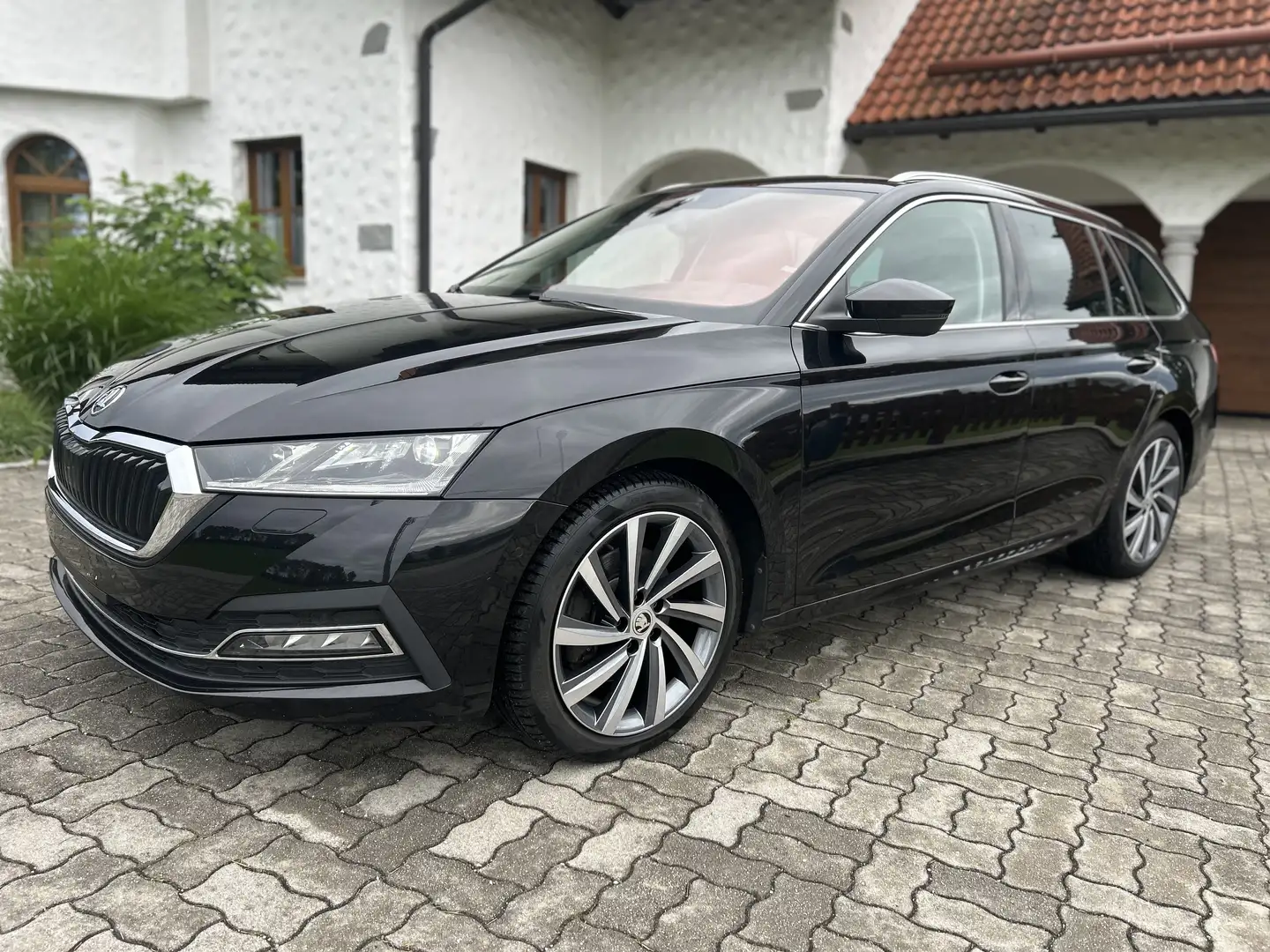 Skoda Octavia Combi 2,0 First Edition Matrix ACC  Sitzbelüftung Schwarz - 1