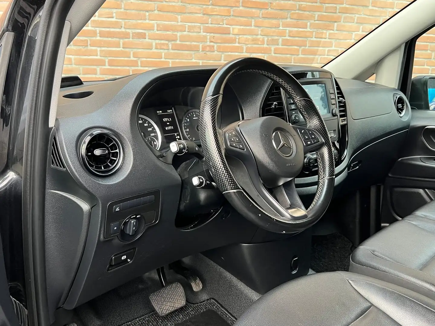 Mercedes-Benz Vito 114CDI 136PK Lang / 9G-Tronic / Distronic / 2.500k Zwart - 2