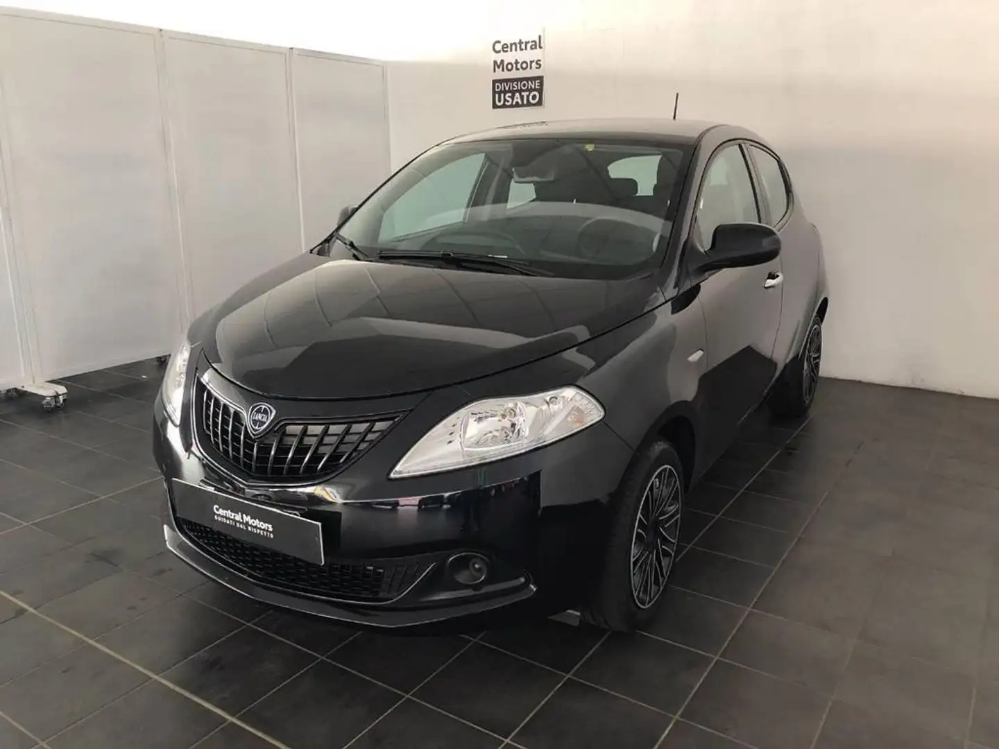 Lancia Ypsilon 1.0 firefly hybrid Gold Plus s&s 70cv 5p.ti Nero - 1