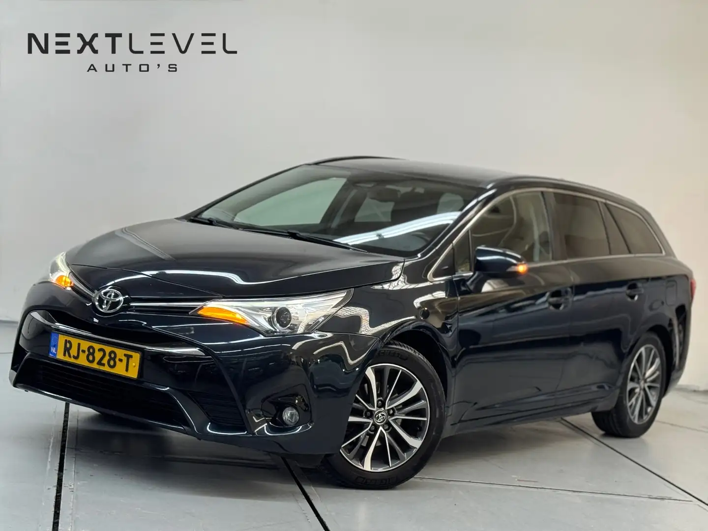 Toyota Avensis Touring Sports 1.8 VVT-i SkyView Limited Pano Trek Grey - 1
