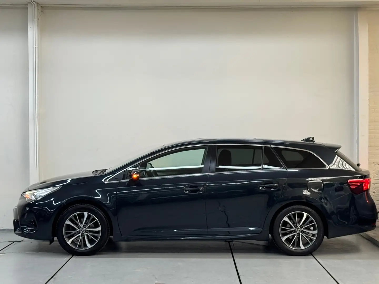 Toyota Avensis Touring Sports 1.8 VVT-i SkyView Limited Pano Trek Grey - 2