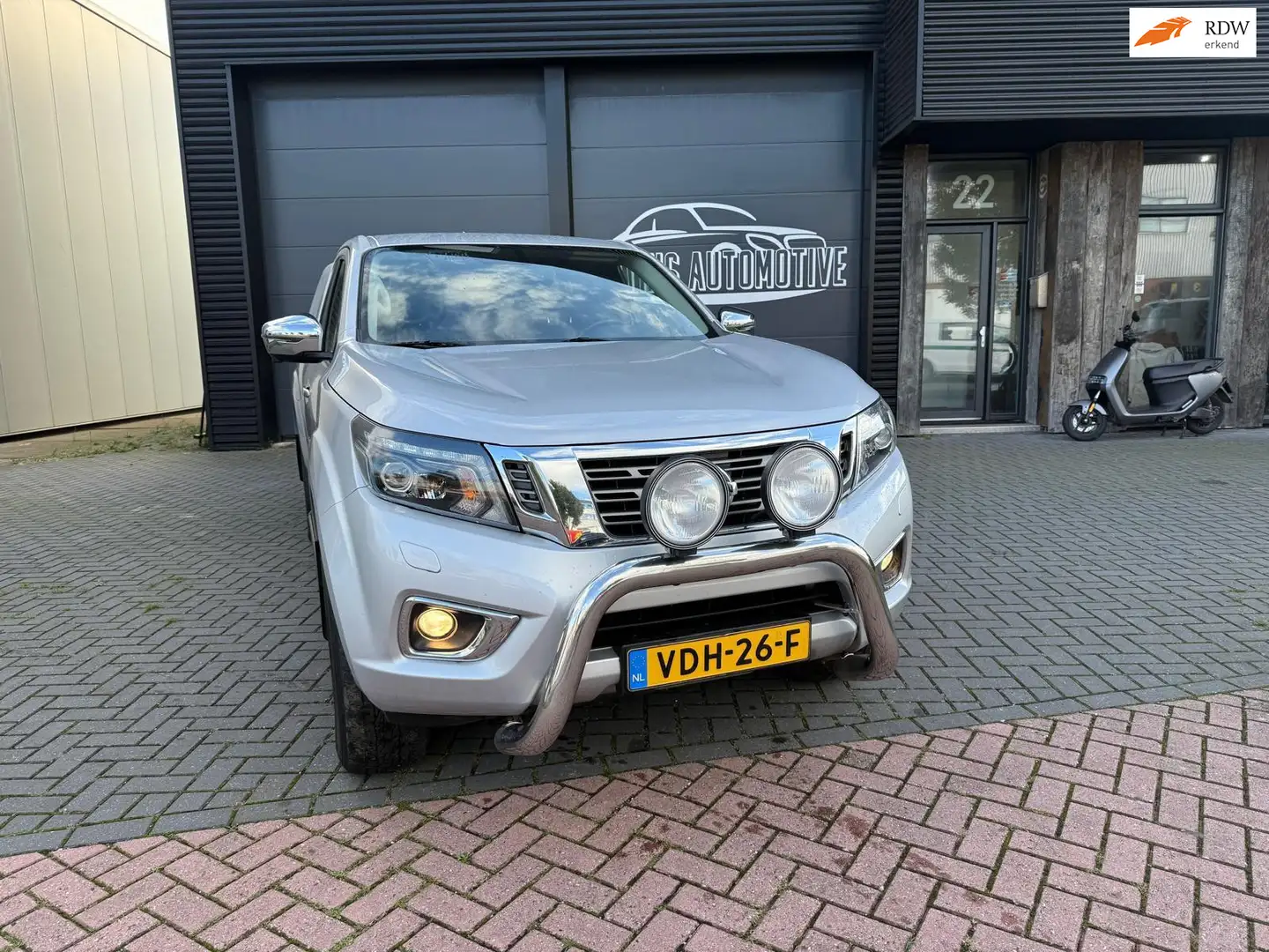Nissan Navara 2.3 dCi N-Connecta King Cab Gris - 1