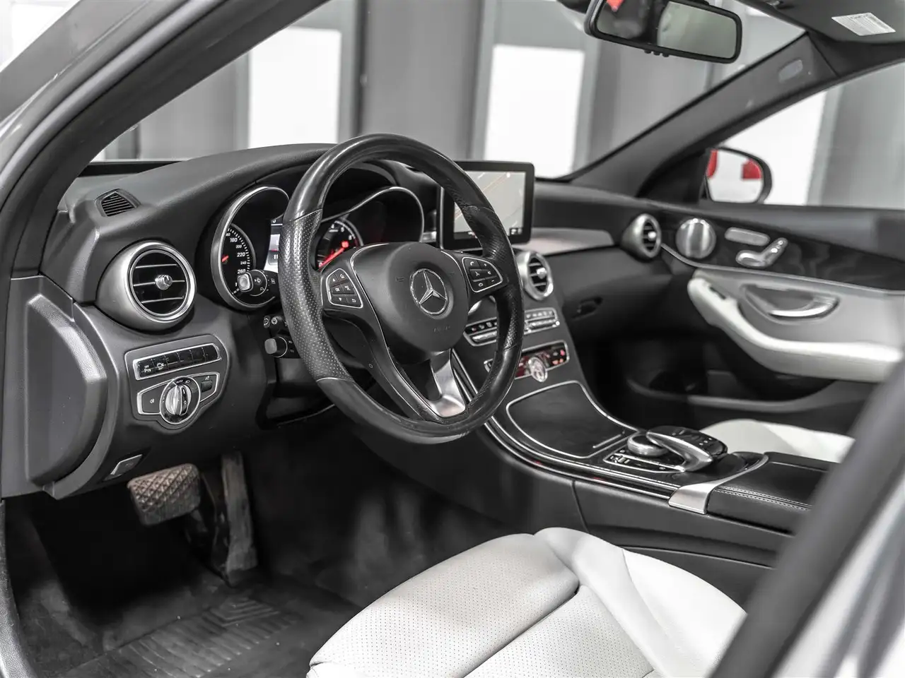 Mercedes-Benz C-Class снимка Mercedes-Benz C-Class