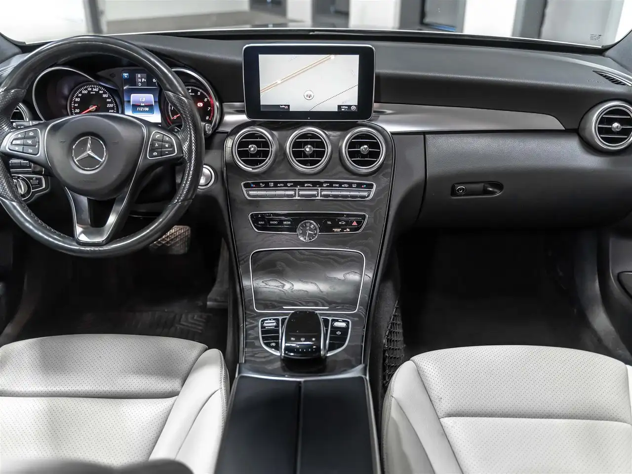 Mercedes-Benz C-Class снимка Mercedes-Benz C-Class