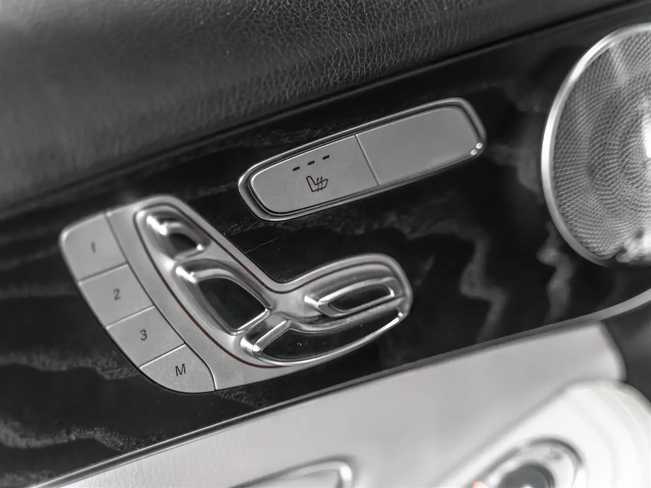 Mercedes-Benz C-Class снимка Mercedes-Benz C-Class