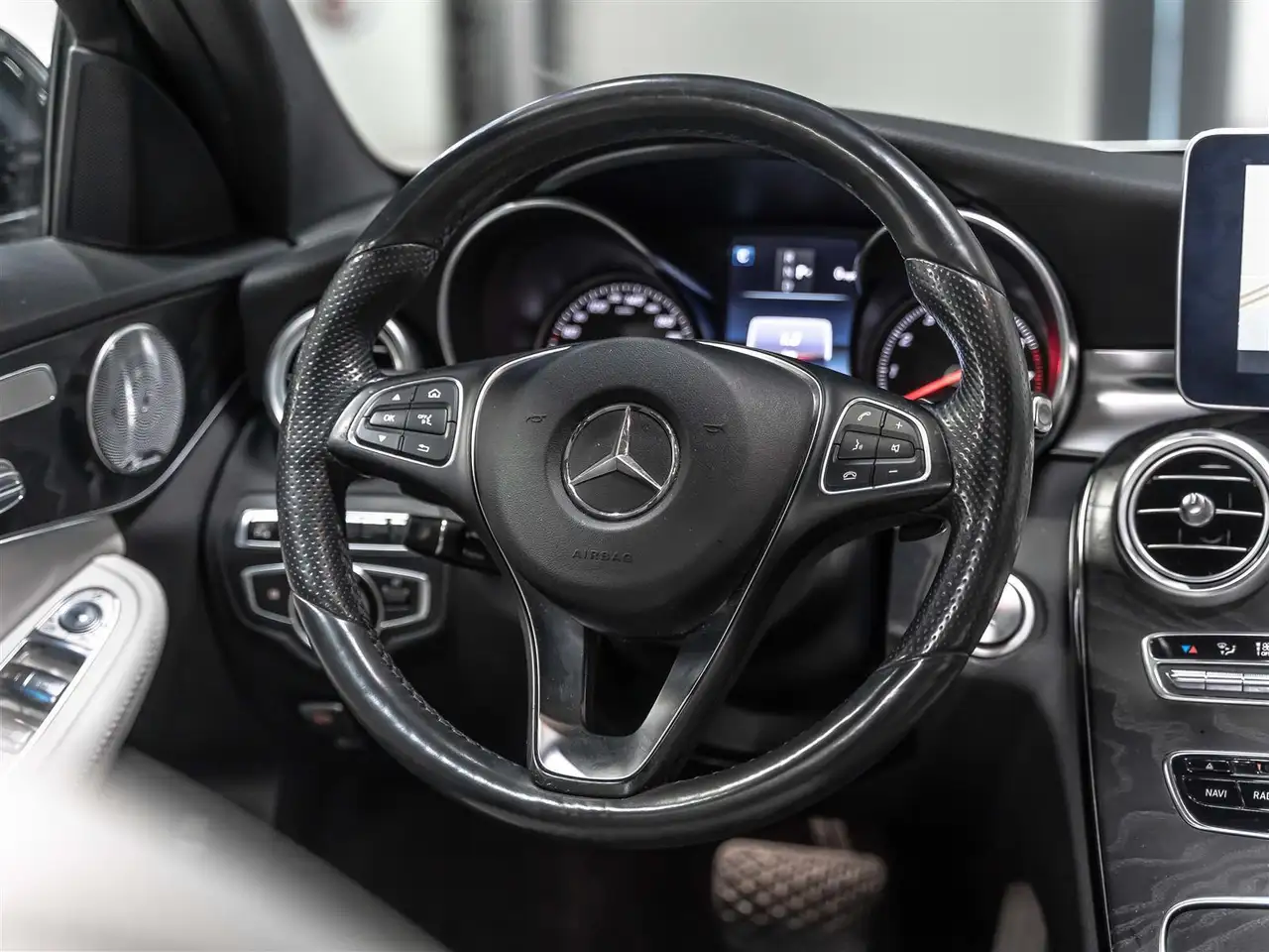 Mercedes-Benz C-Class снимка Mercedes-Benz C-Class