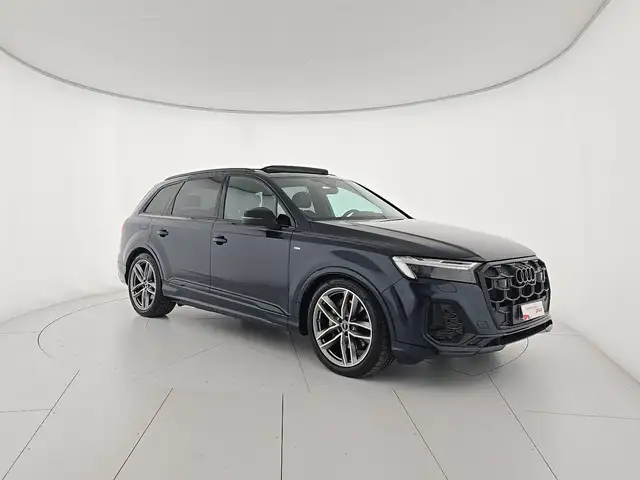 Audi Q7 view 7
