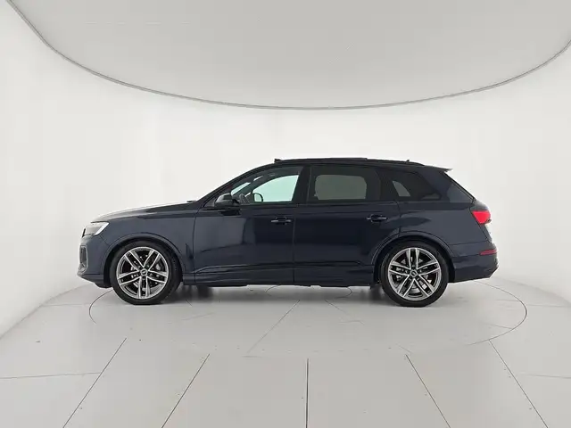 Audi Q7 view 2