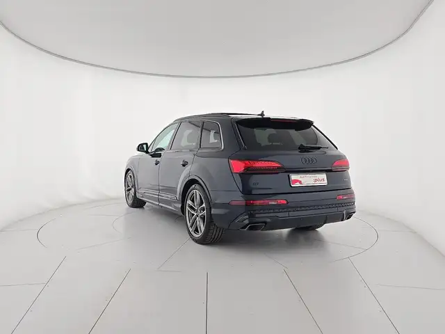 Audi Q7 view 3