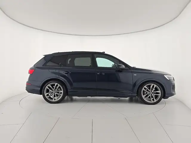 Audi Q7 view 6