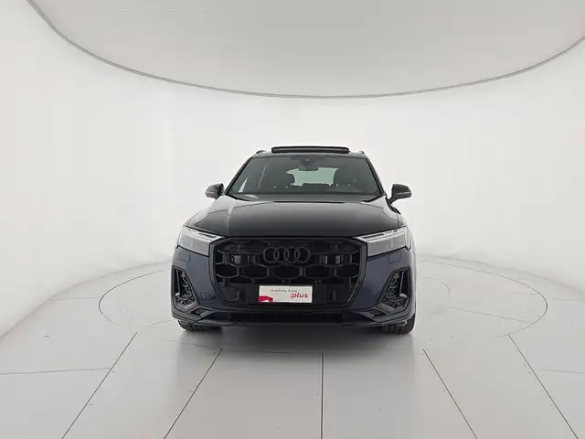 Audi Q7 view 8