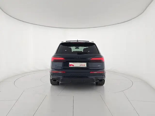 Audi Q7 view 4