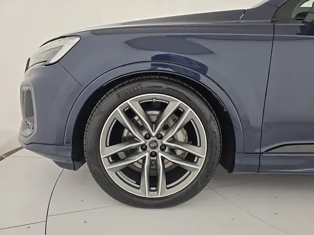 Audi Q7 view 9