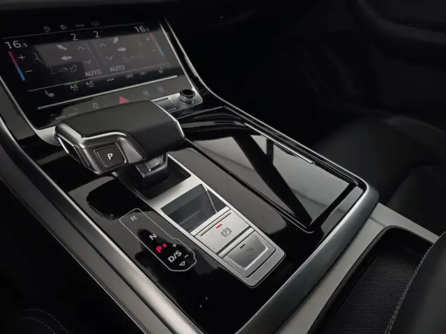 Audi Q7 view 13