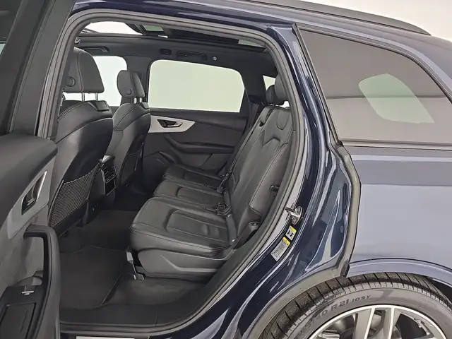 Audi Q7 view 11