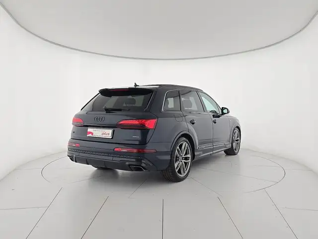 Audi Q7 view 5