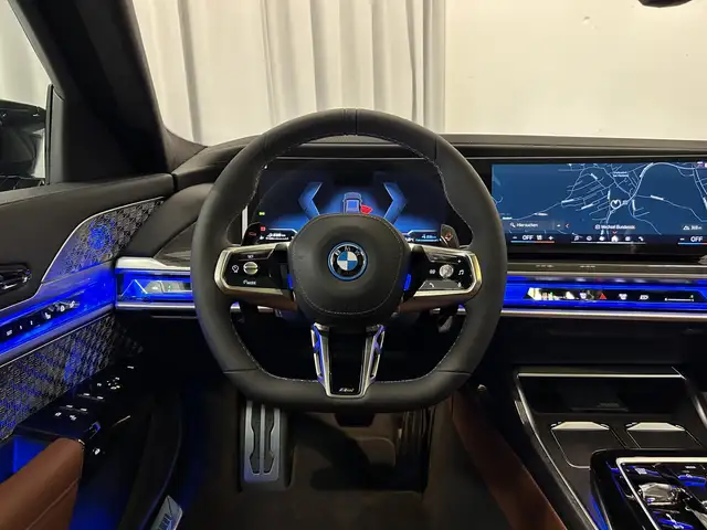 BMW 7 Series view 10