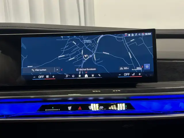 BMW 7 Series view 11