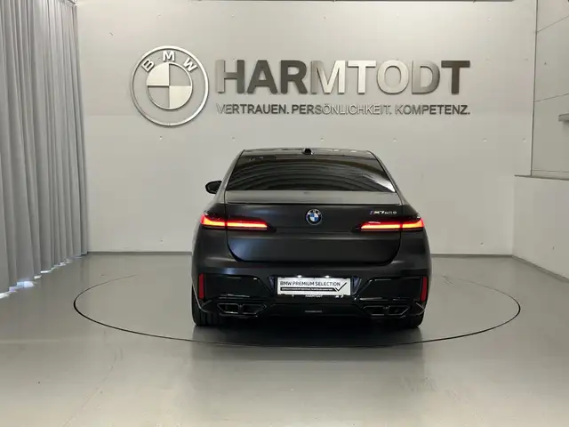 BMW 7 Series view 4