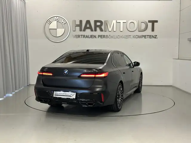 BMW 7 Series view 5