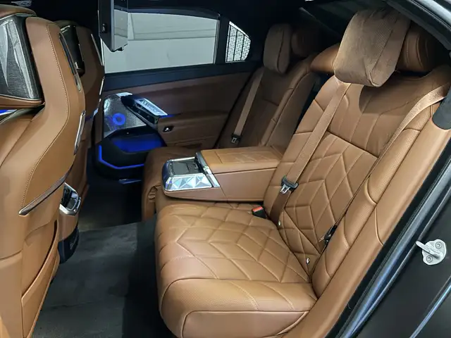 BMW 7 Series view 14