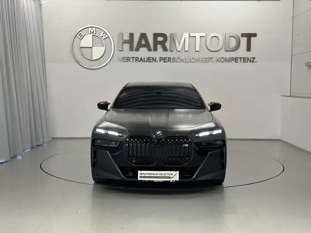 BMW 7 Series view 6