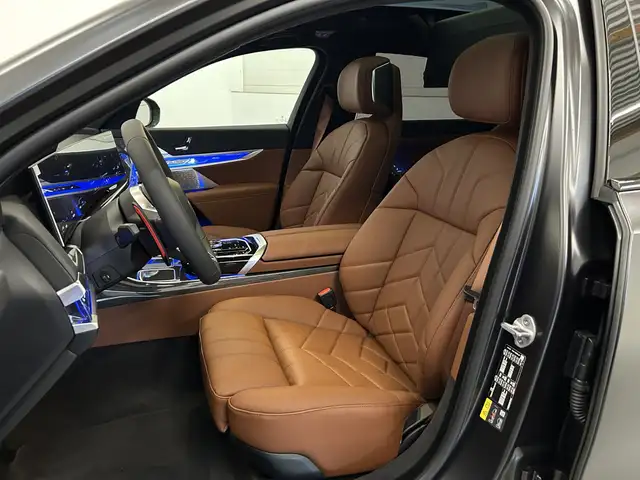 BMW 7 Series view 13
