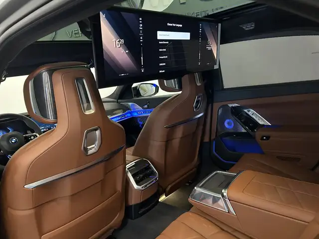 BMW 7 Series view 15