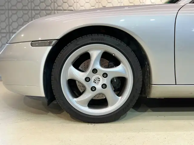 Porsche 911 view 7