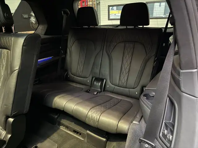 BMW X7 view 11