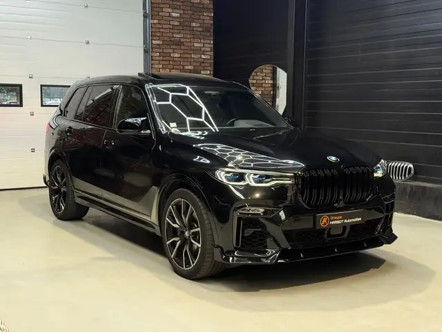 BMW X7 view 3