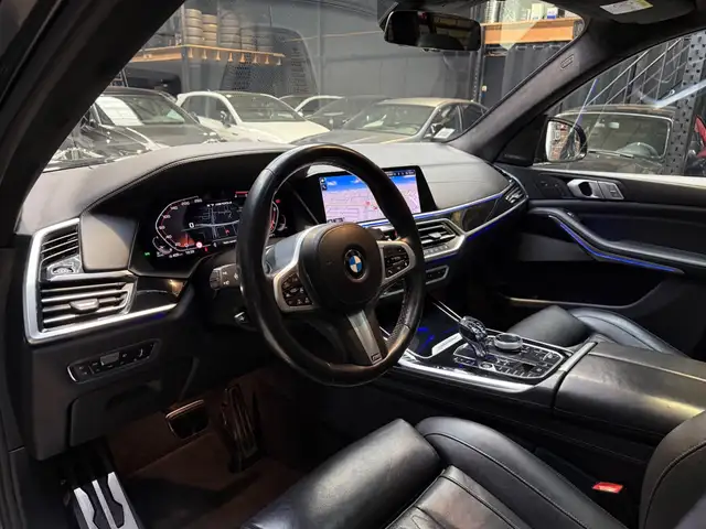 BMW X7 view 9