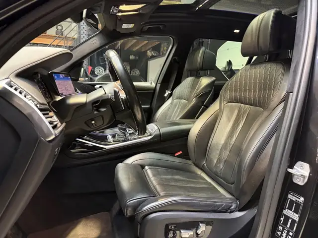 BMW X7 view 7