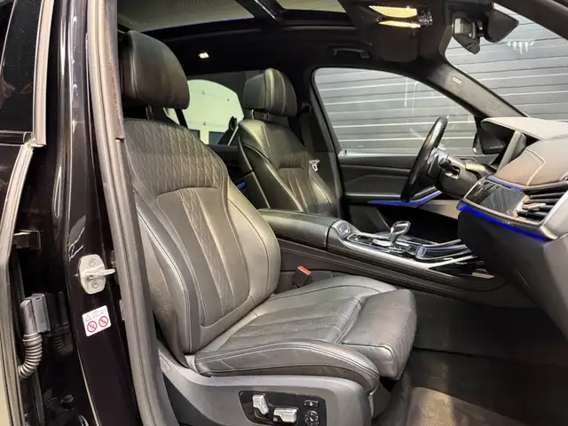 BMW X7 view 14