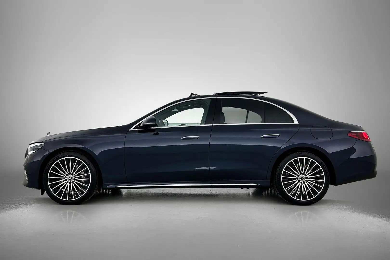 Mercedes-Benz E 300 E 300e Limousine Automaat 4MATIC Exclusive Line | Blauw - 2
