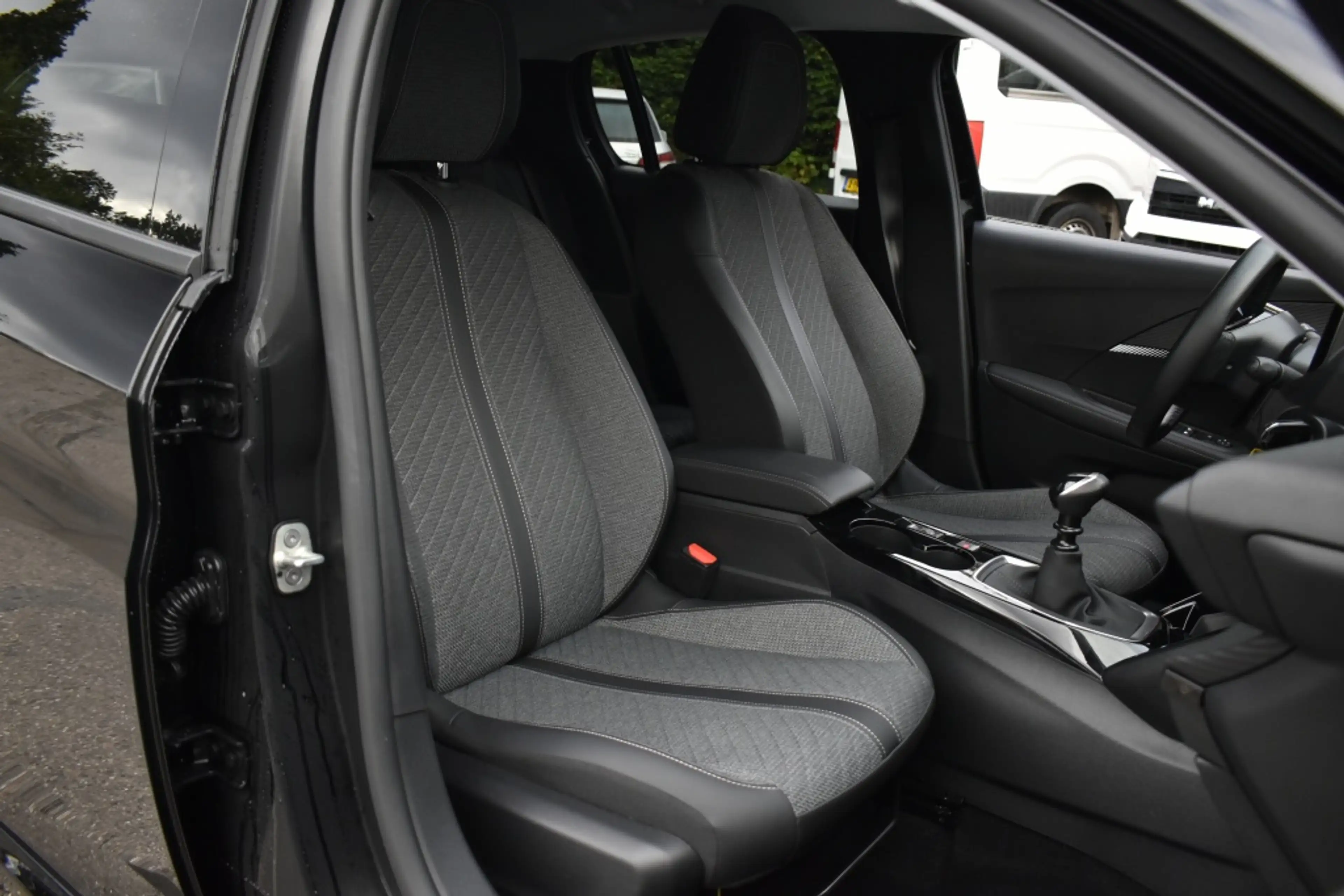 Peugeot 208 Allure — photo 10