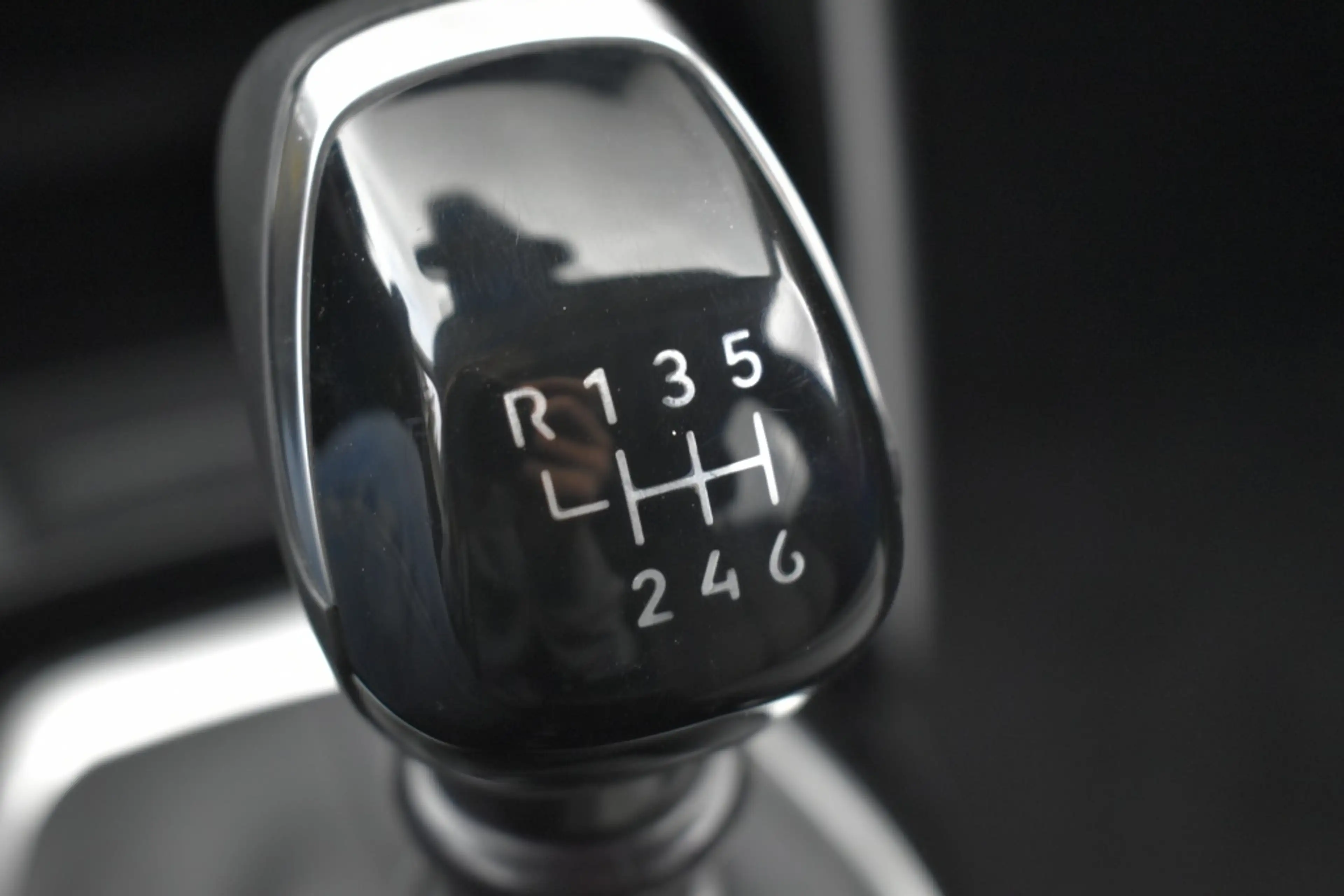 Peugeot 208 Allure — photo 31
