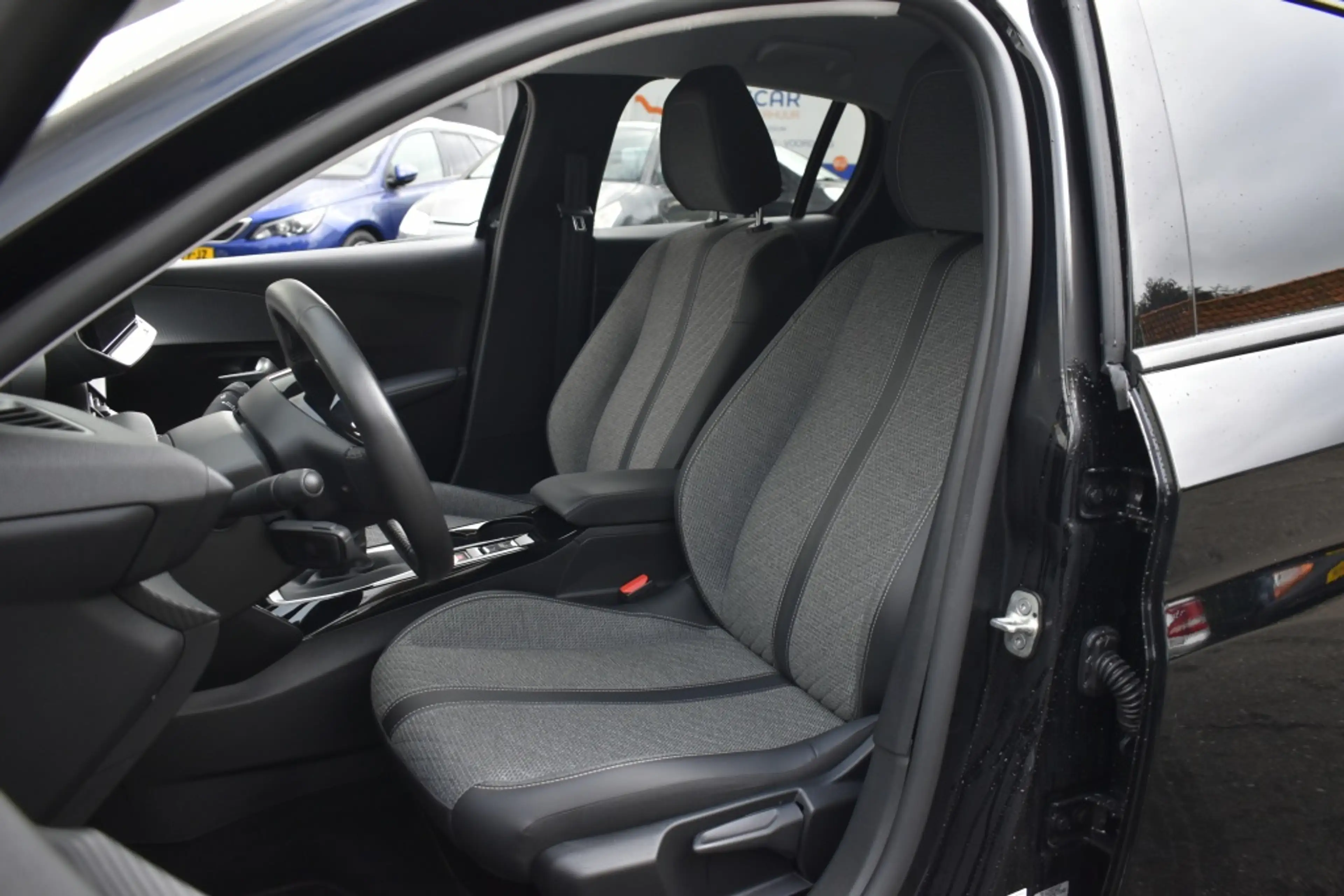 Peugeot 208 Allure — photo 9