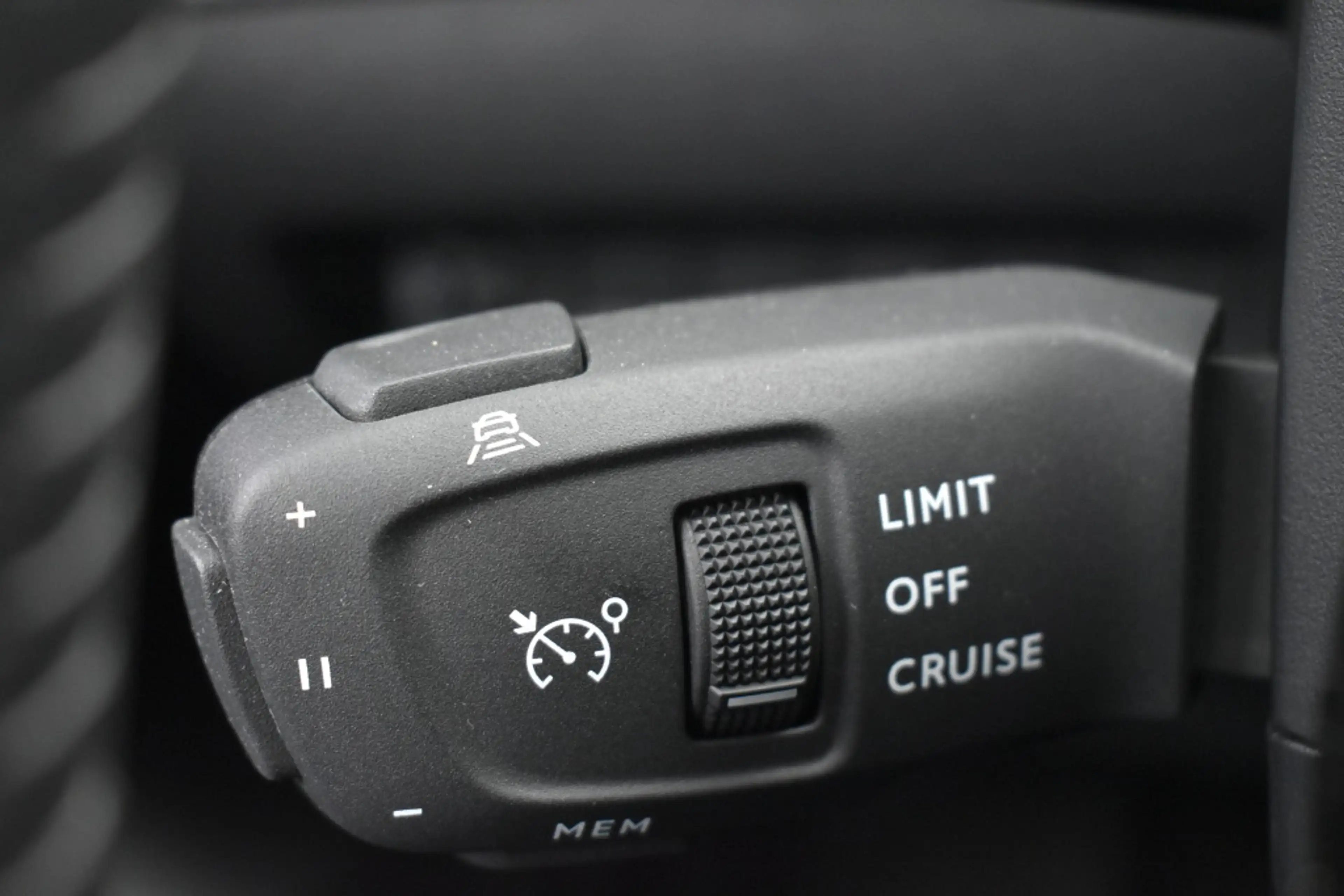 Peugeot 208 Allure — photo 24