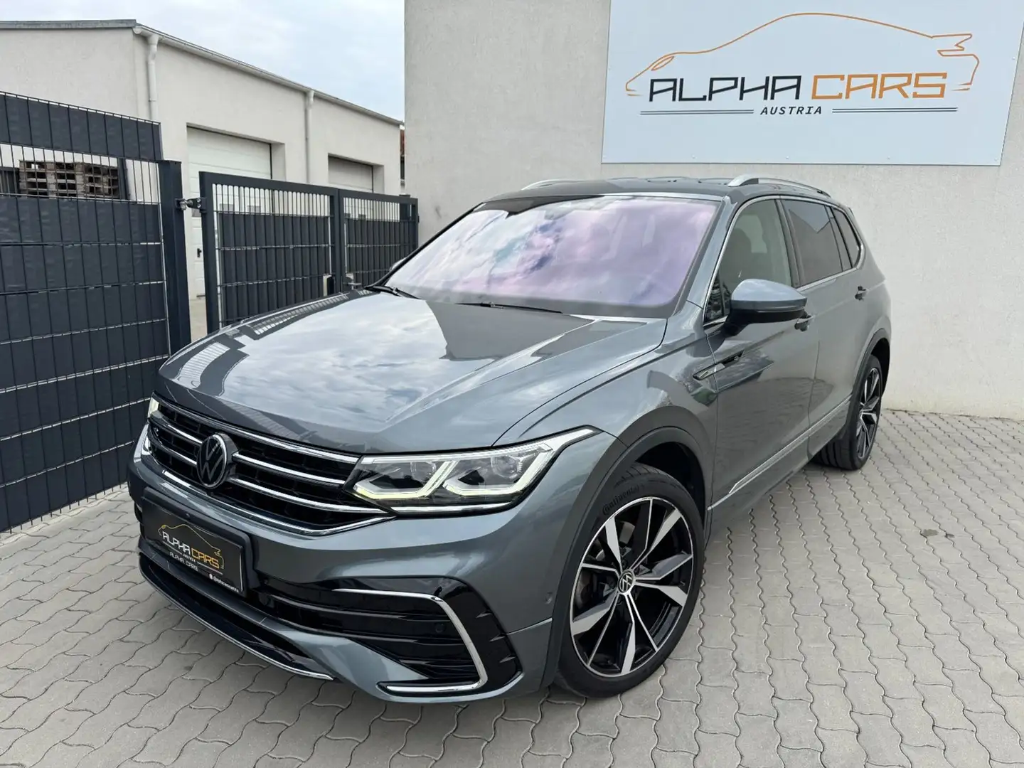 Volkswagen Tiguan Allspace 2.0 TDI R-Line 4Motion Grau - 2