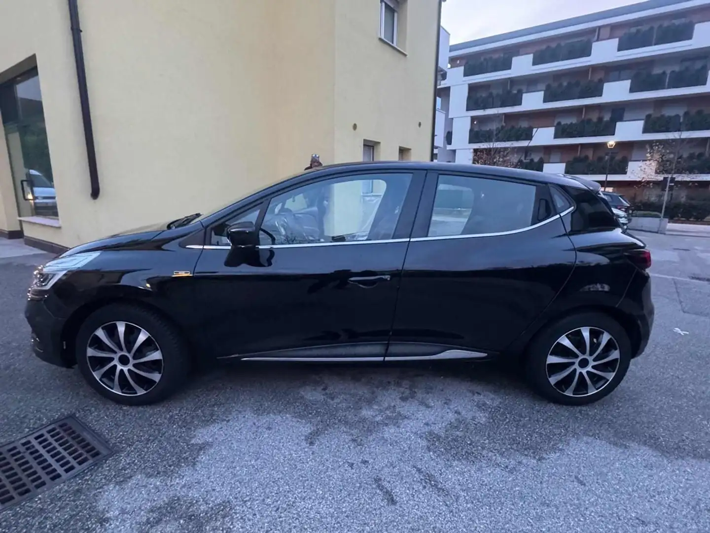 Renault Clio dCi 8V 75 CV 5 porte Moschino Zen Nero - 2