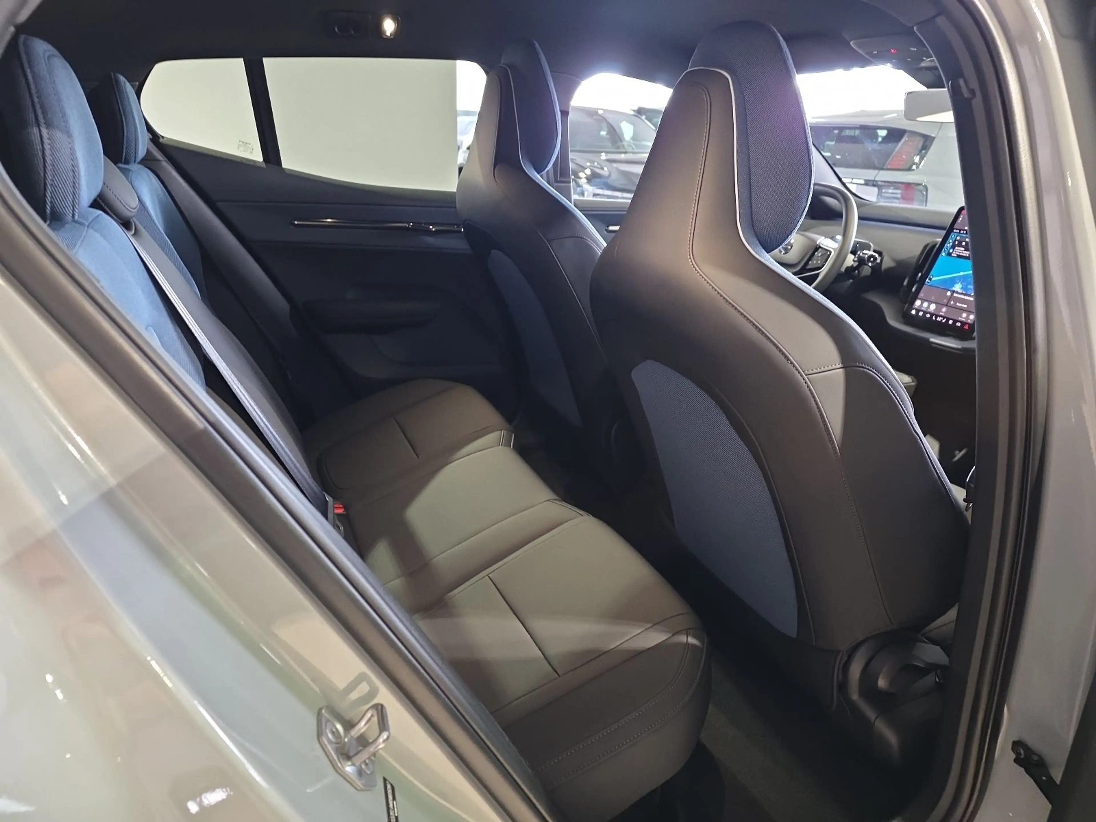 Volvo EX30 Core Extended Range ACC BLIS WinterPaket — photo 13