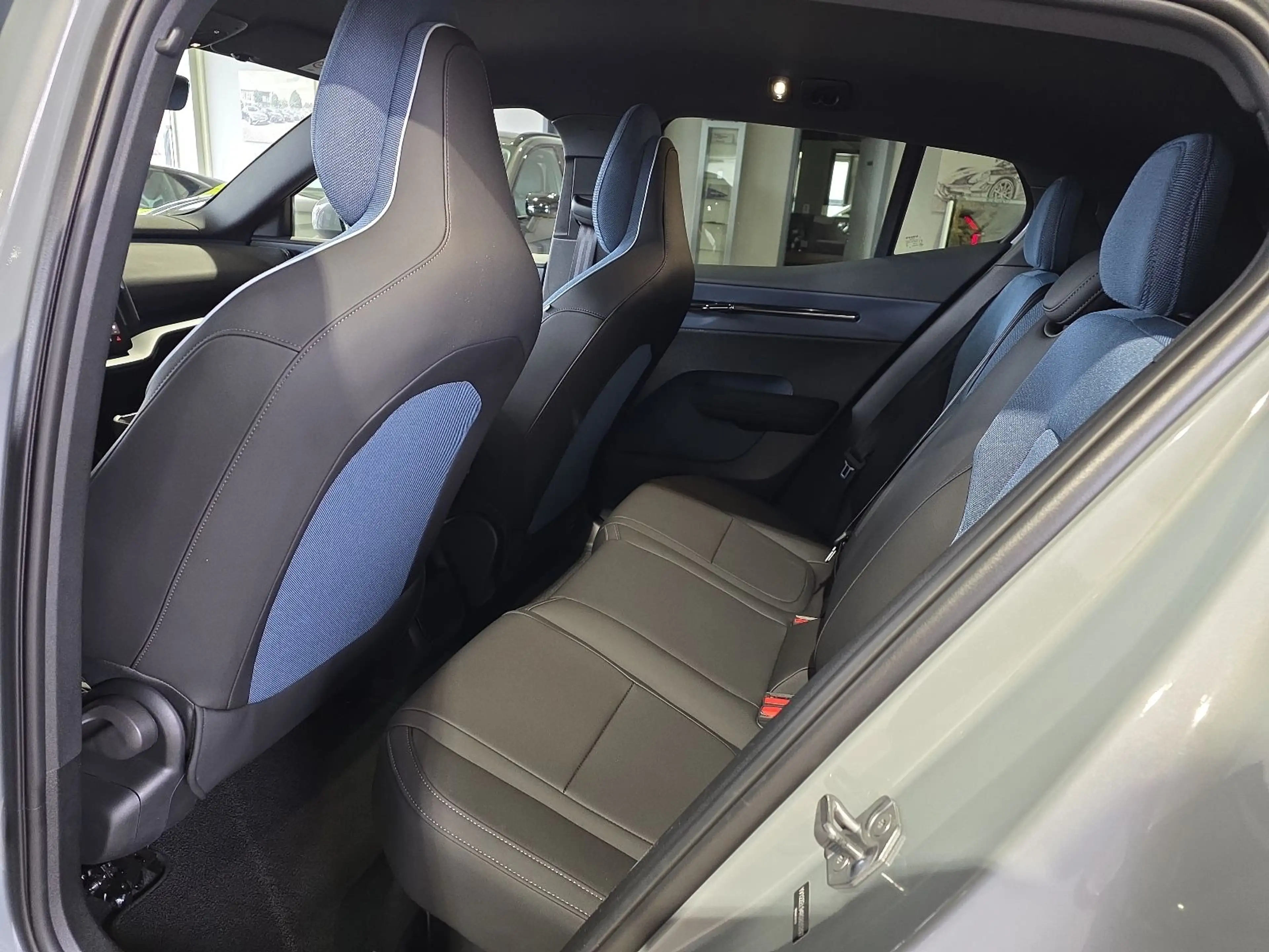 Volvo EX30 Core Extended Range ACC BLIS WinterPaket — photo 15