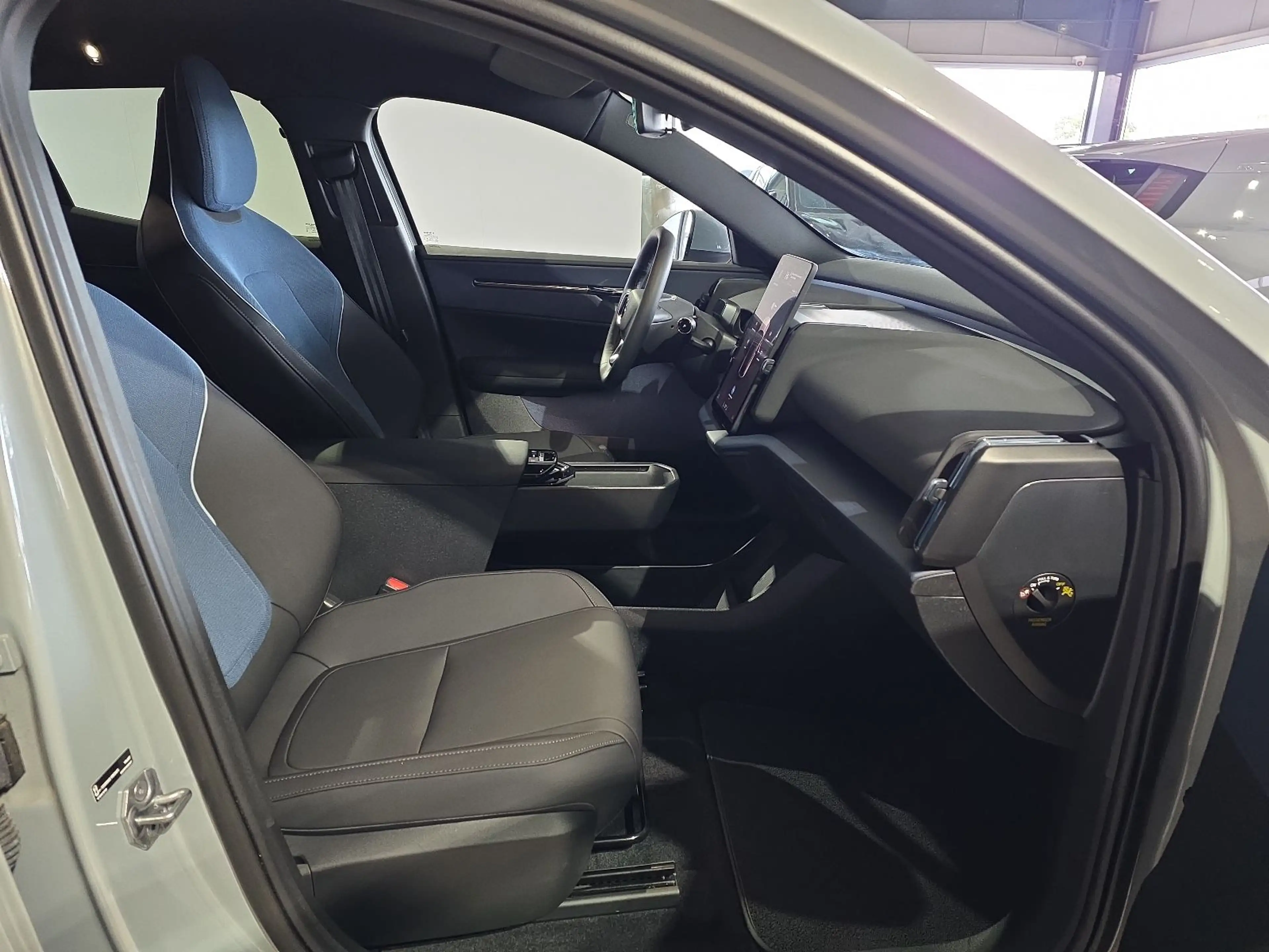 Volvo EX30 Core Extended Range ACC BLIS WinterPaket — photo 11